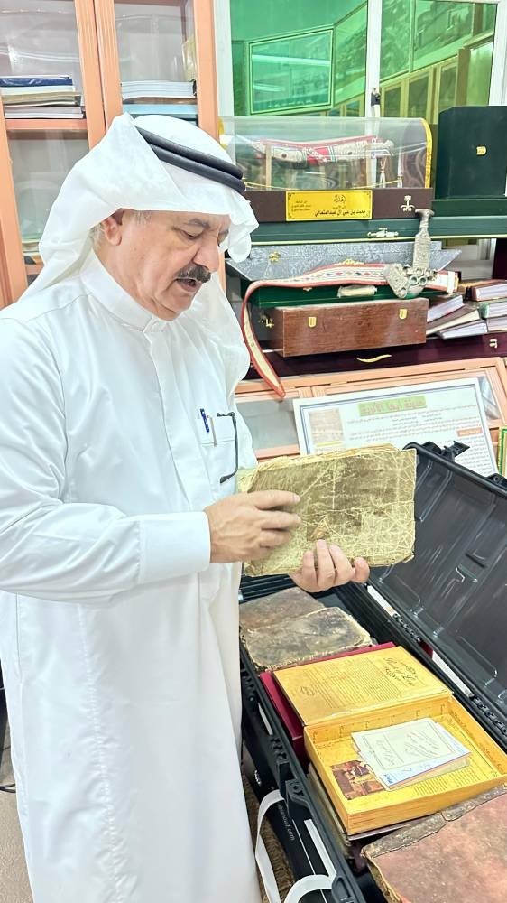 في مكتبة آل عبد المتعالي وثائق ومخطوطات نادرة ومشجّرات تعود إلى 204هـ !