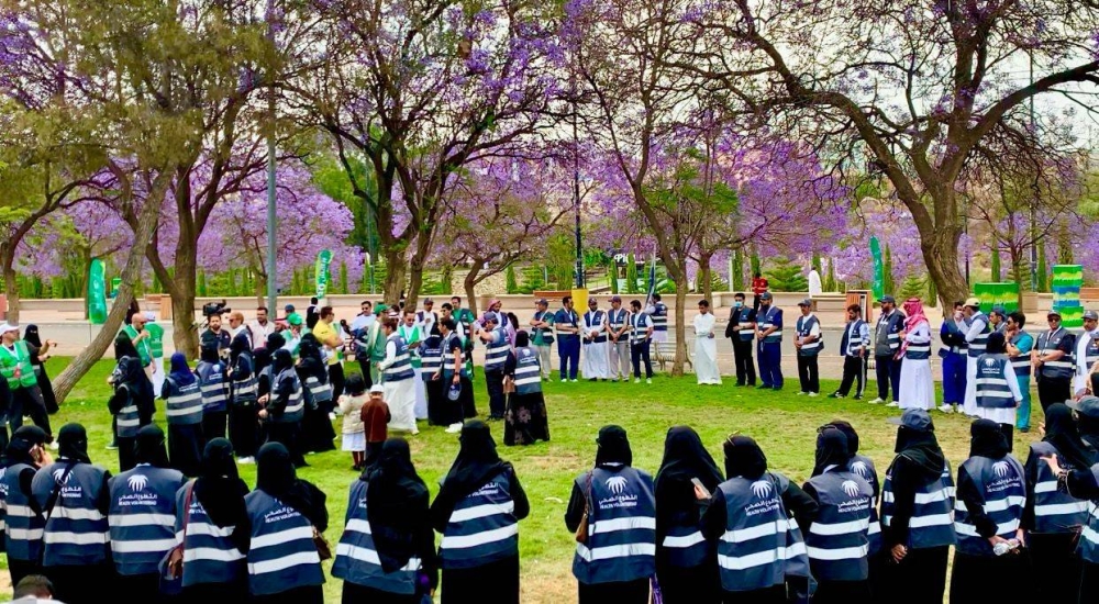 عسير تمشي نحو الصحة مع مبادرة «امش 30» وسط أزهار الجاكرندا