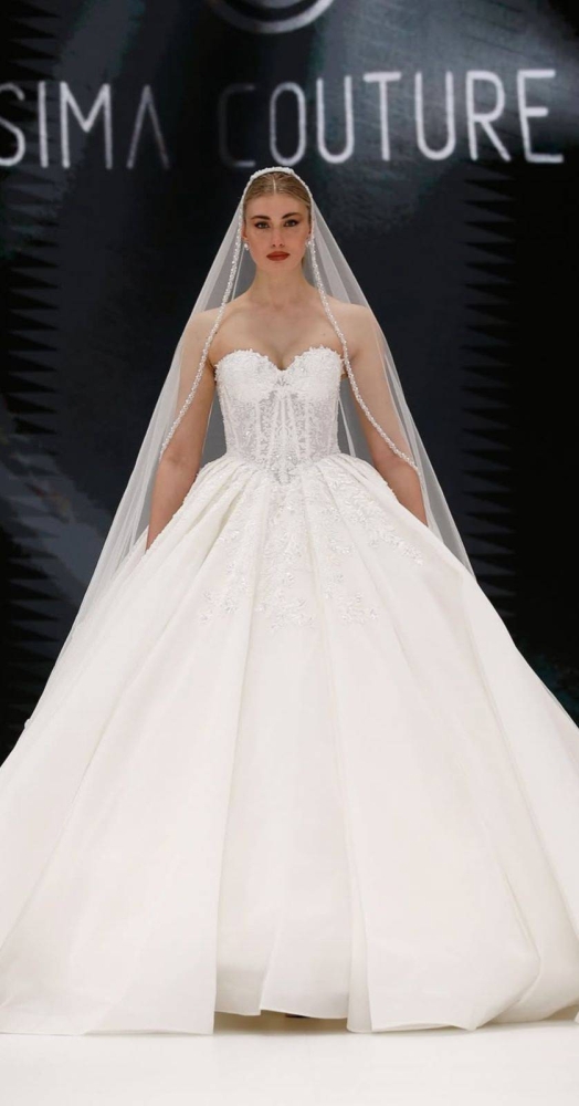 برشلونة ترتدي البياض في أسبوع أزياء الزفاف 2025