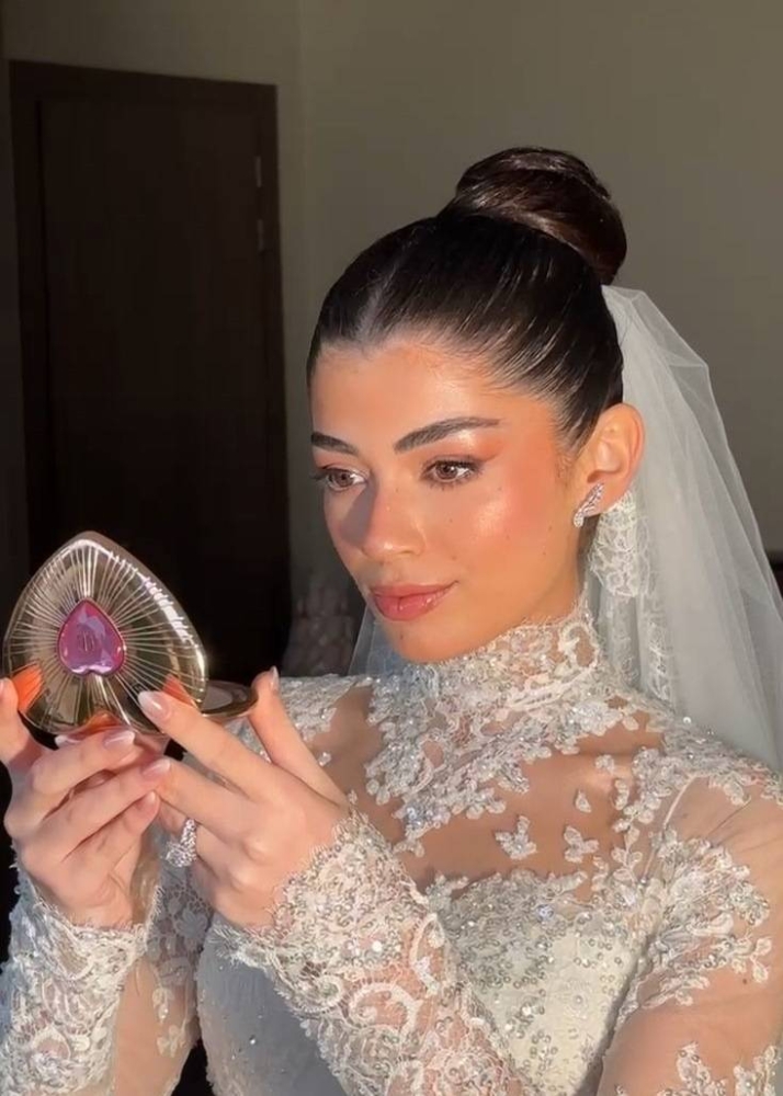 ليلى أحمد زاهر تتألق كأميرة في زفافها