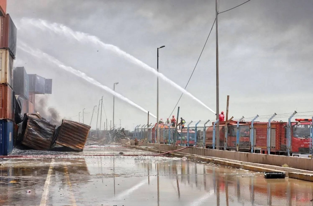 مسؤول إيراني: مسيرات أو تسلل وراء انفجار الميناء