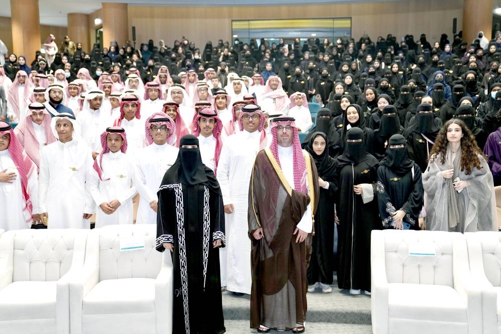 سعود بن جلوي يُكرّم 4,637 طالباً وطالبة من مدارس تعليم جدة
