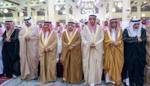 أمير الرياض ونائبه يؤديان الصلاة على ناصر بن فهد