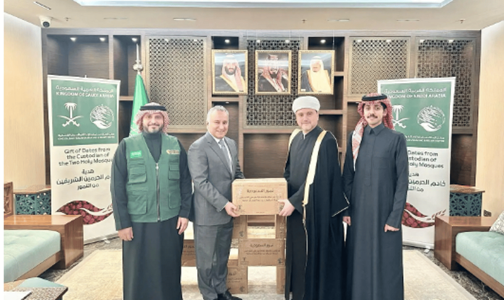 مركز الملك سلمان للإغاثة يسلم 25 طنًّا من التمور هدية المملكة لروسيا
