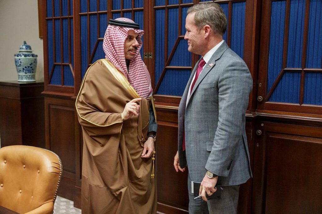 وزير الخارجية يبحث تعزيز العلاقات الاستراتيجية مع مستشار الأمن القومي الأمريكي