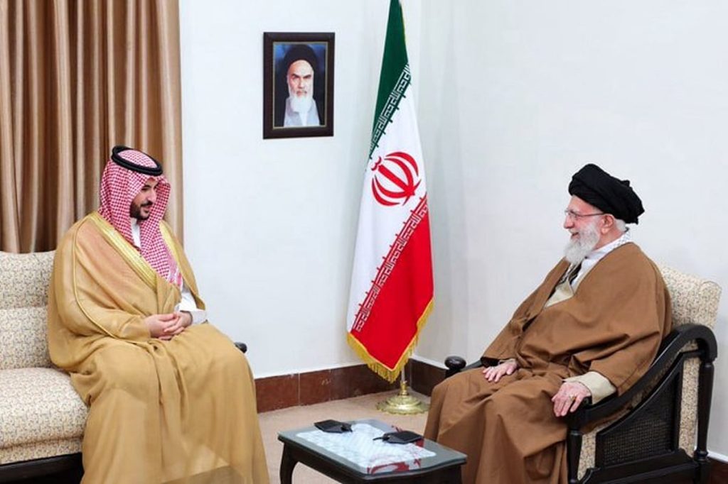 وزير الدفاع ينقل رسالة من خادم الحرمين إلى المرشد الإيراني ويؤكد: ناقشنا القضايا المشتركة