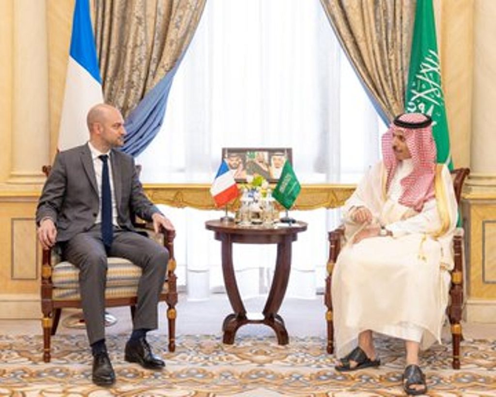 وزير الخارجية يستعرض العلاقات الثنائية مع نظيره الفرنسي