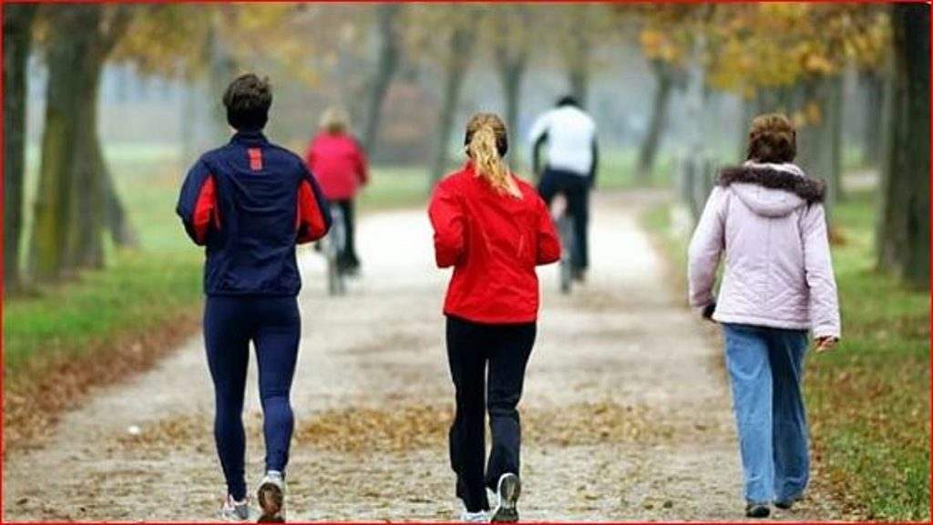 مختص: المشي يحسن أداء الجسم ويقلل فرص الإصابة بالأمراض المزمنة