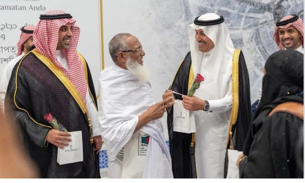 وزير النقل يستقبل أولى رحلة للحجاج بمطار الملك عبدالعزيز الدولي بجدة