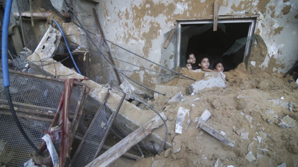 الحداد لا يتوقف في غزة.. عائلات تودّع أبناءها بعد غارات عنيفة على خان يونس