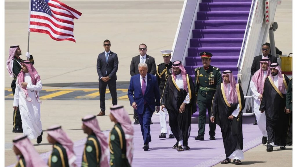 هدايا واستثمارات وصفقات بتريليونات الدولارات: هكذا عاد ترامب من جولته الخليجية