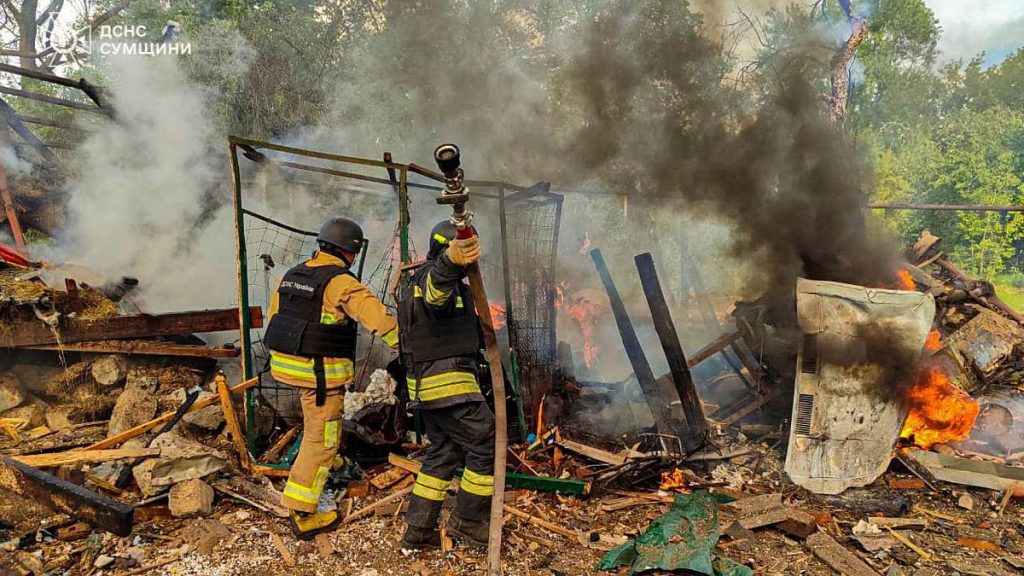 فيديو. قصف روسي بالطائرات المسيّرة يشعل حرائق ضخمة في منطقة سومي الأوكرانية