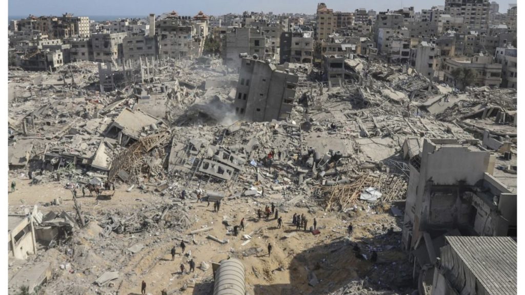 مستشفى الشفاء في غزة مكتظ بالمرضى بعد توقف باقي المستشفيات شمال القطاع