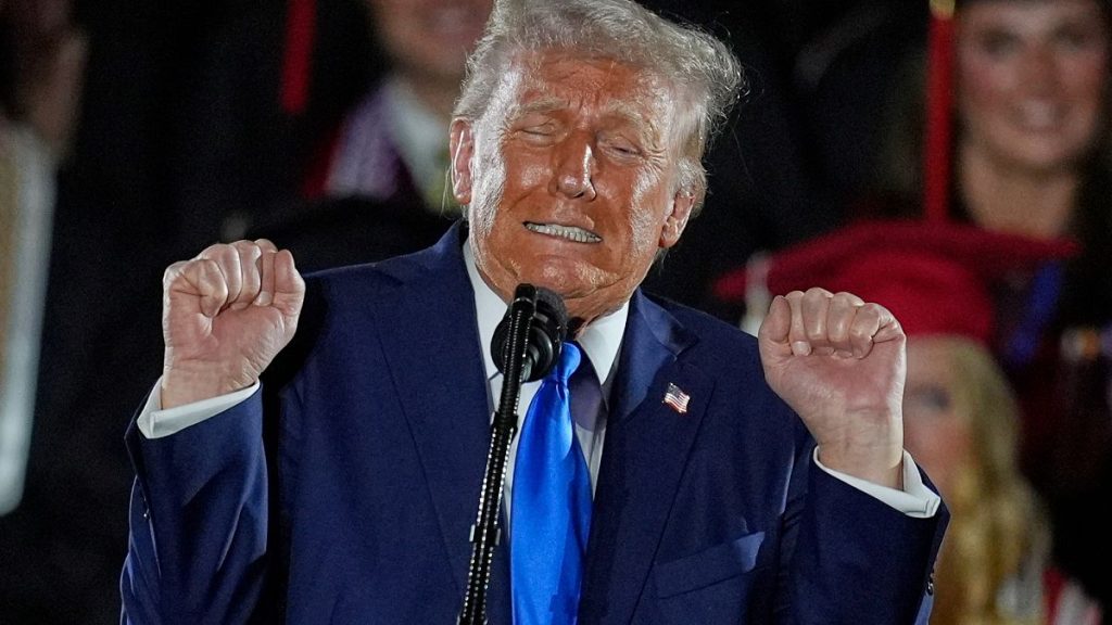 رغم الغمز والتلميح.. ترامب يؤكد أنه لا “يبحث” عن ولاية ثالثة