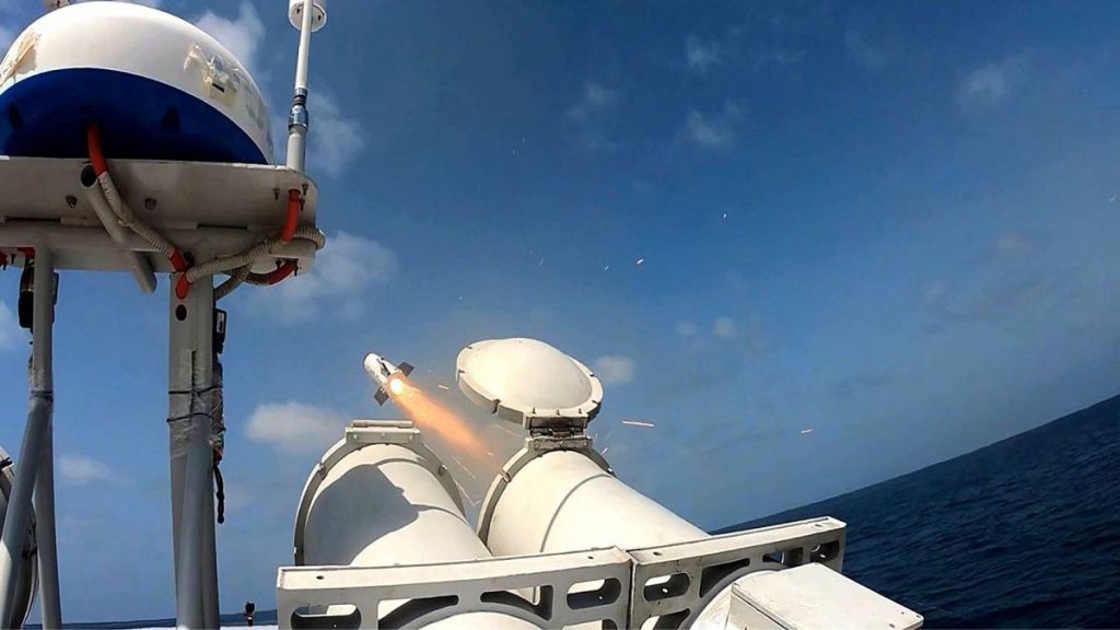 إيران تكشف عن صاروخ جديد بعيد المدى وسط توترات مع الولايات المتحدة