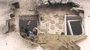 تصعيد جوي بين موسكو وكييف: إسقاط عشرات المسيّرات وتبادل للهجمات