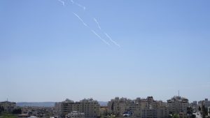 إعلام عبري: إطلاق صاروخ من اليمن باتجاه إسرائيل