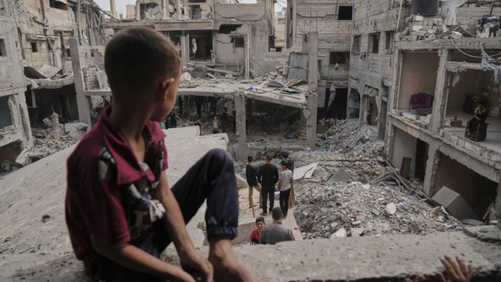 الموت يحاصر الفلسطينيين في غزة.. الغارات تستهدف مخيمات ومبانٍ في القطاع