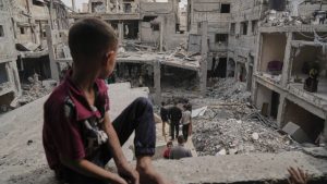 الموت يحاصر الفلسطينيين في غزة.. الغارات تستهدف مخيمات ومبانٍ في القطاع