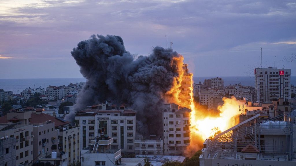 الغارات الإسرائيلية تقتل 81 فلسطينيا في يوم واحد منهم 36 قضوا في قصف على مدرسة في غزة