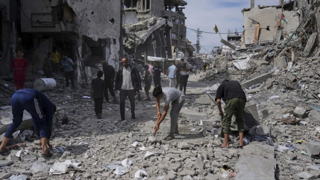 غزة بين الحرب والنزوح الجماعي: إسرائيل تُخفف قيود الخروج وسط تحذيرات من “نكبة جديدة”