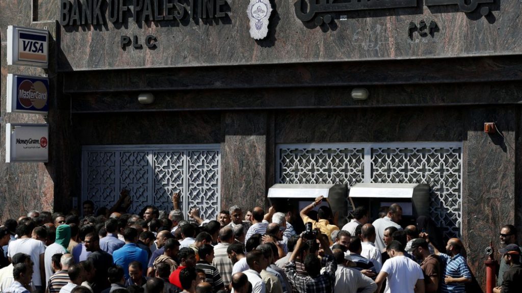 لا سيولة في غزة: أزمة نقدية خانقة تدفع اقتصاد القطاع إلى الهاوية