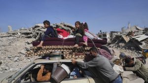 بعد قصف غير مسبوق على القطاع.. مئات الفلسطينيين يفرّون من جحيم الغارات ولكن إلى أين؟