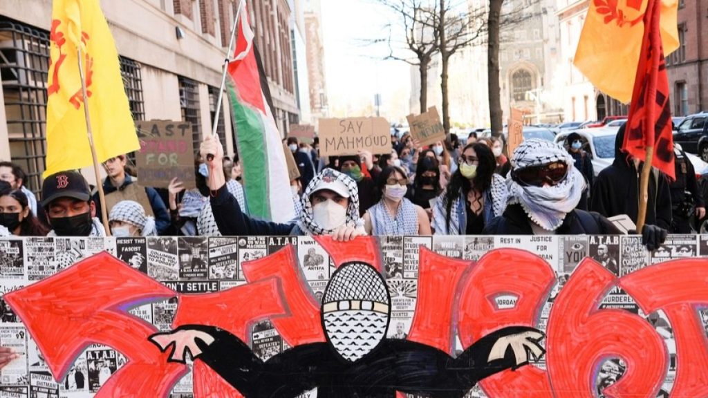 شرطة نيويورك تعتقل العشرات في حرم جامعة كولومبيا إثر اعتصام مؤيد لغزة