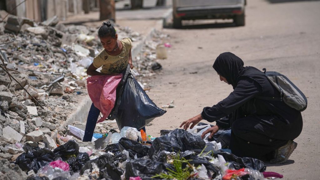 فيديو. تحت وطأة المجاعة في غزة.. أم تبحث في أكوام القمامة لإطعام أطفالها