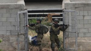 اعترافات صادمة لجنود إسرائيليين باستخدام الفلسطينيين دروعاً بشرية