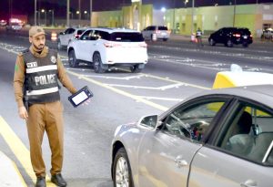 «الداخلية» تبدأ في مكة ضبط غير المصرَّح لهم بأداء الحج