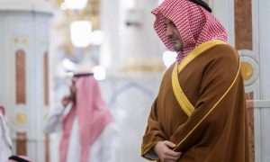 الأمير عبدالعزيز بن سعود يزور المسجد النبوي ويؤدي الصلاة في الروضة الشريفة