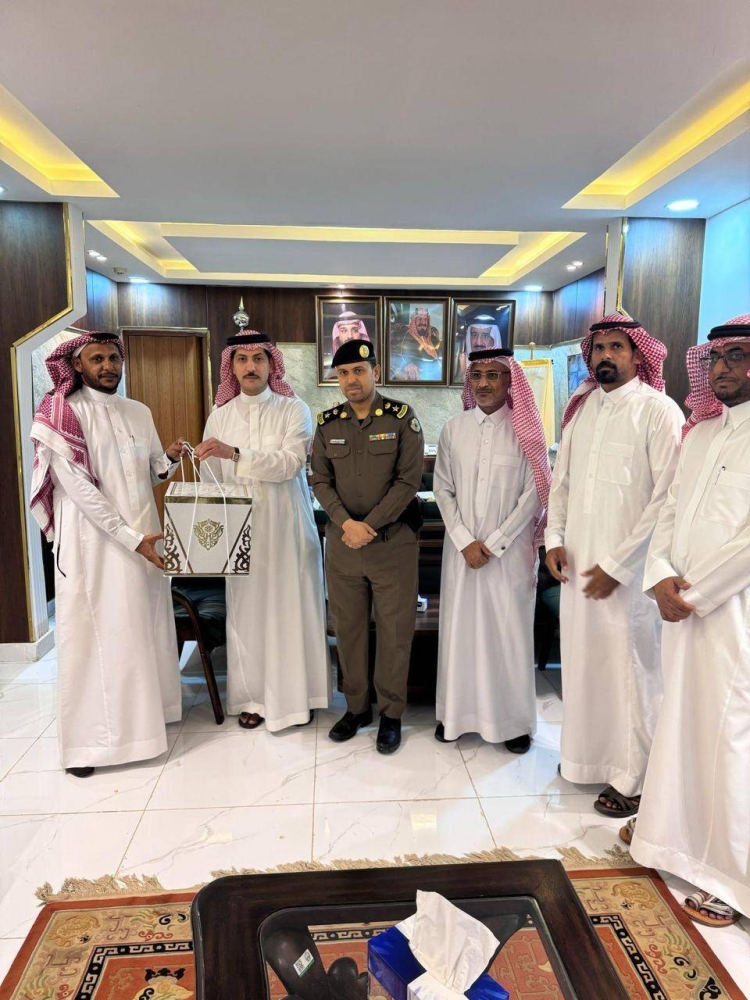 محافظ الحرث يكرم عضو لجنة التعديات بمناسبة تقاعده