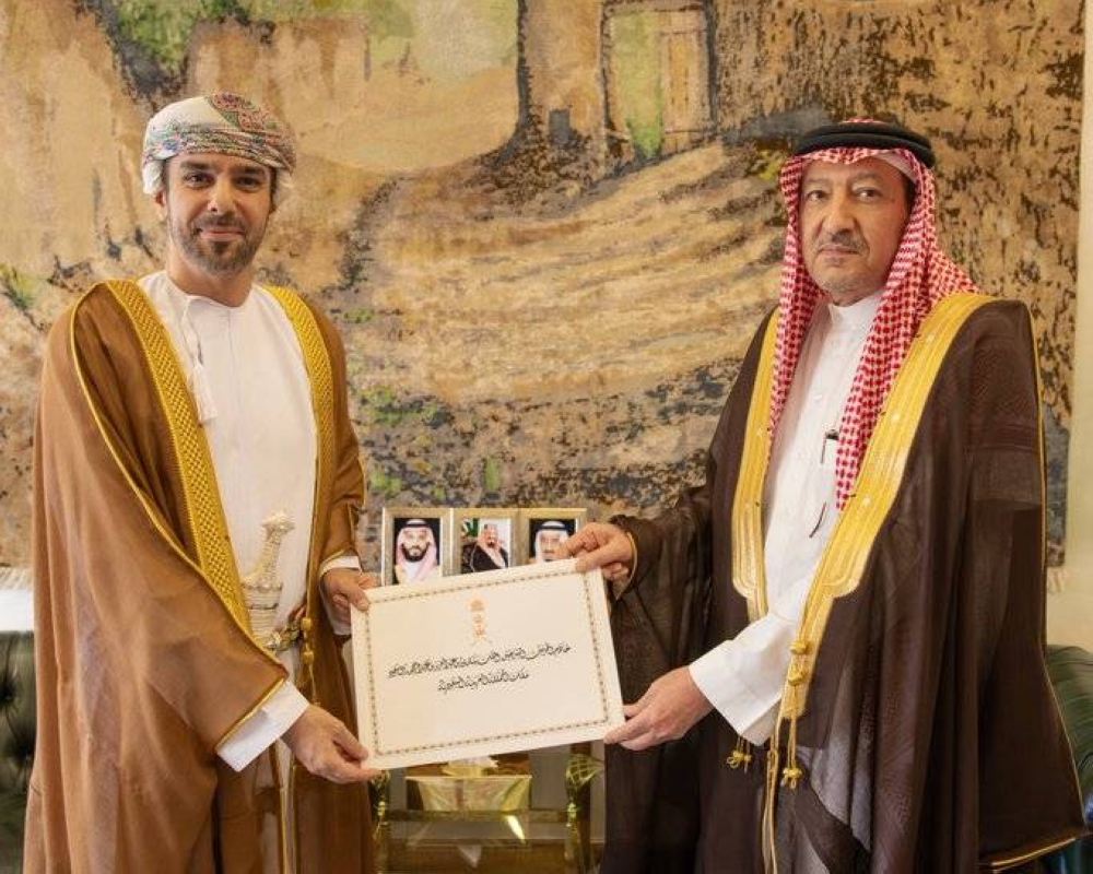 الخريجي يتسلّم نسخةً من أوراق اعتماد سفير سلطنة عُمان لدى المملكة