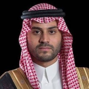 نائب أمير حائل يقدم واجب العزاء لأسرة المحارب في وفاة والدهم