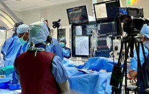 بث مباشر من مدينة الملك عبدالله الطبية بمكة لعملية قسطرة قلبية معقدة إلى مؤتمر (PCI MENA 2025) بالأردن