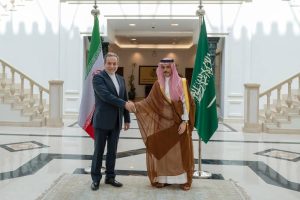وزير الخارجية يستعرض العلاقات الثنائية مع نظيره الإيراني
