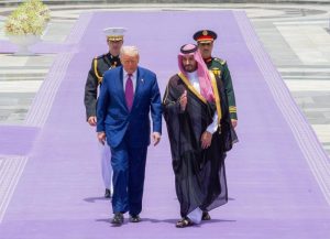 ترمب في الرياض.. استقبال مهيب ودلالات السجادة «الخزامية»