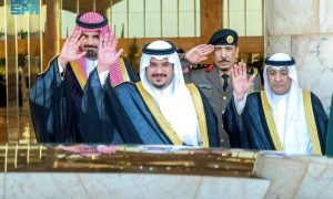 ملك البحرين يصل الرياض وفي مقدمة مستقبليه نائب أمير المنطقة
