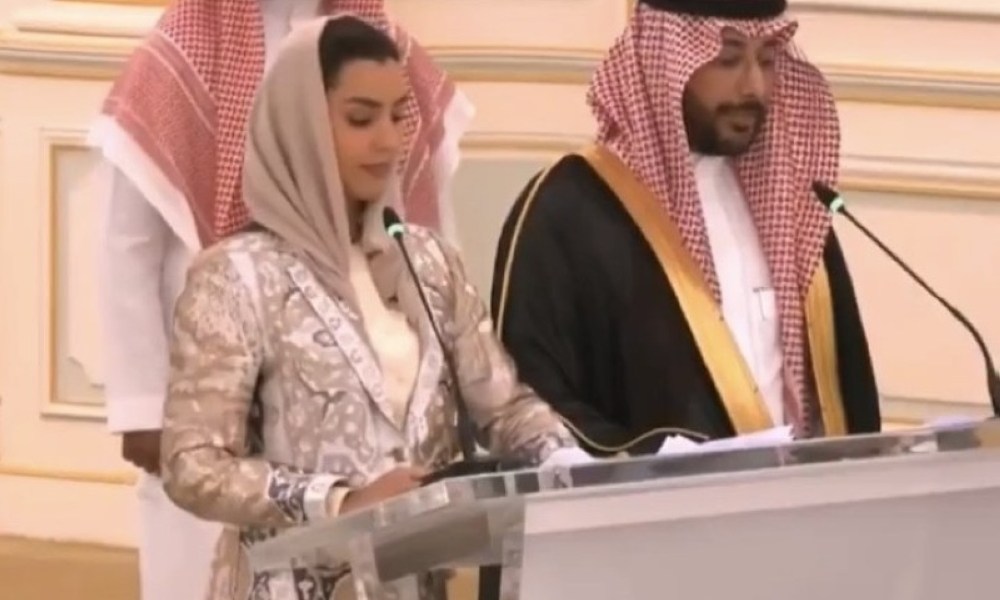 من هي الصحفية السعودية التي وقفت بثقة بين ولي العهد والرئيس الأمريكي؟