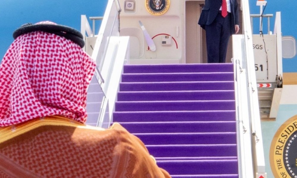 ترمب يودّع الرياض بإشارة إلى القلب.. ومحمد بن سلمان يردّ بسيادة الصدر