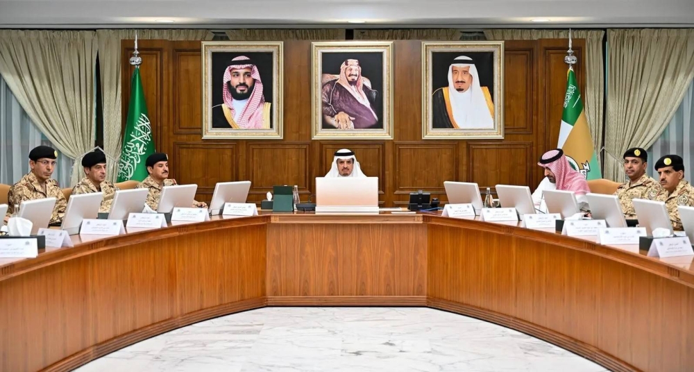 نائب وزير الحرس الوطني يجتمع مع القيادات العسكرية بالوزارة