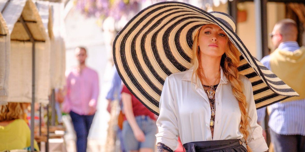 إكسسوار أم مظلة؟ قبعة بلايك تشعل الإنترنت