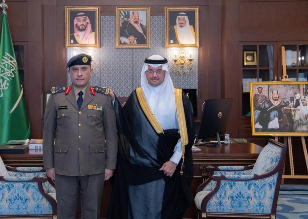 محافظ الأحساء يُقلّد مدير الدفاع المدني بالمحافظة رتبته الجديدة