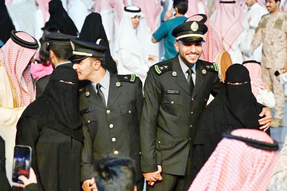 وزير الحرس الوطني يرعى تخريج «الضبّاط الجامعيين» والدفعة الـ41 من كلية الملك خالد