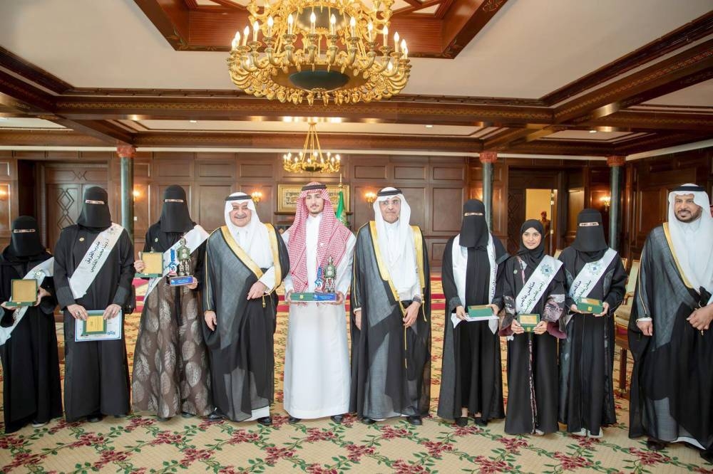 أمير تبوك يستقبل طلاب وطالبات مدارس الملك عبدالعزيز الفائزين في تحدي «فيرست»