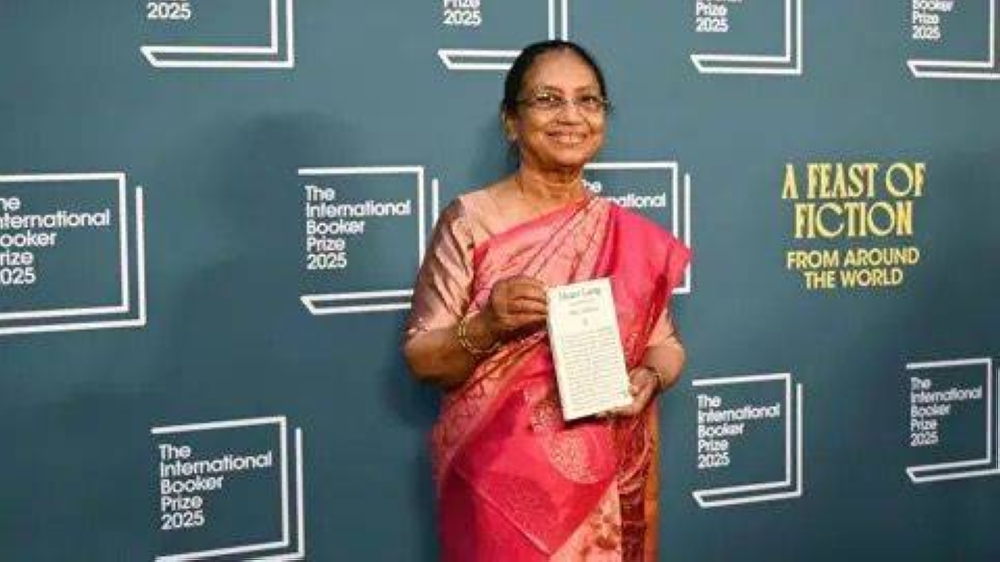 الكاتبة الهندية بانو مشتاق تفوز بجائزة البوكر العالمية