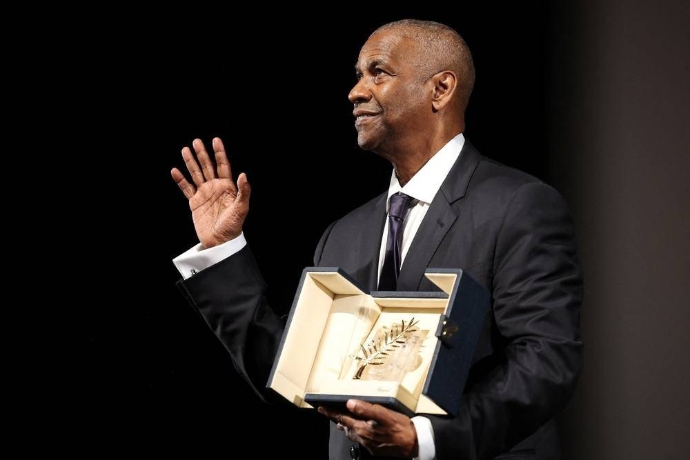 مشادة حادة على السجادة الحمراء.. «دينزل واشنطن» ينفجر غضباً في «كان»!