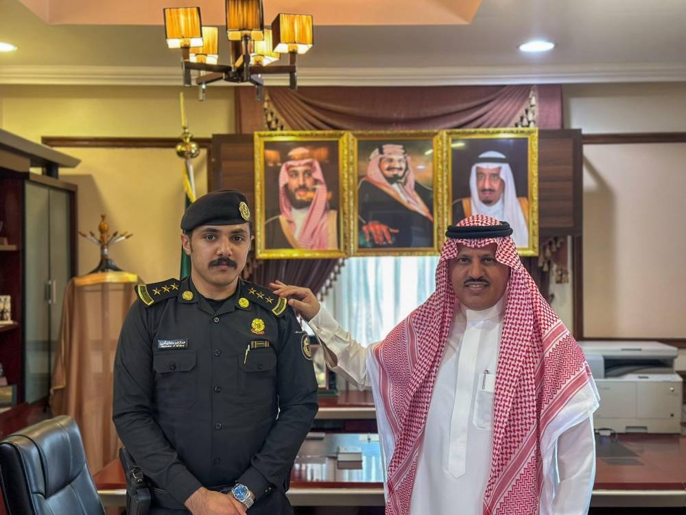 محافظ أملج يقلد الحربي رتبته الجديدة