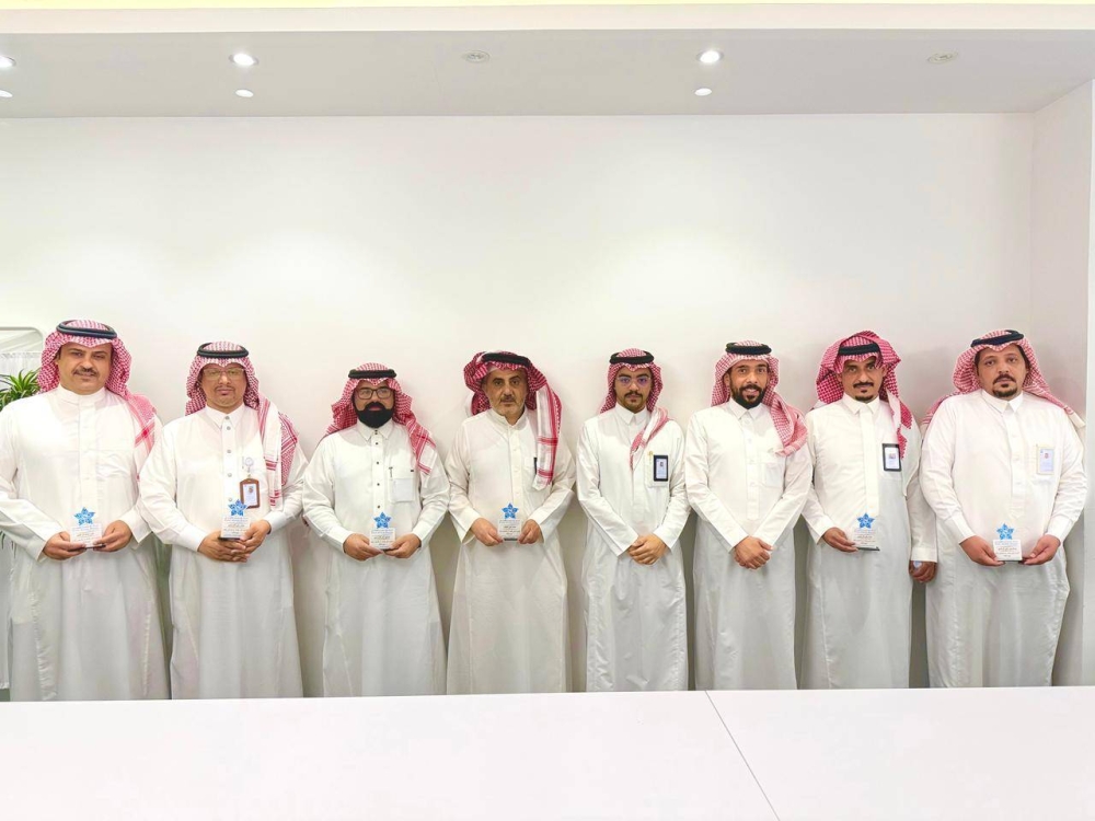 «الشهري» يُكرم فريق التوعية بتجمع عسير الصحي